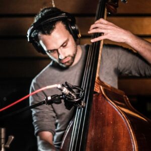 Photographie portrait de Adrien Prochasson, professeur de contrebasse et de basse électrique.
