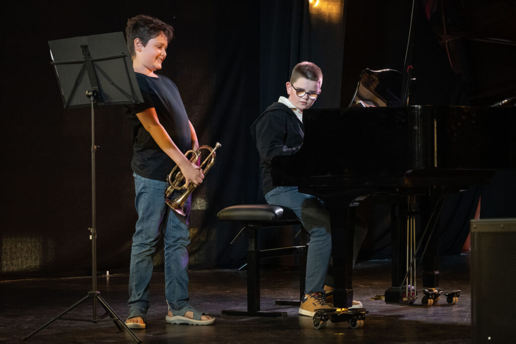 Un duo piano trompette lors du concert de fin de séjour.