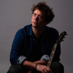 Photographie portrait de Benjamin Lopez, professeur de guitare et de basse électrique.