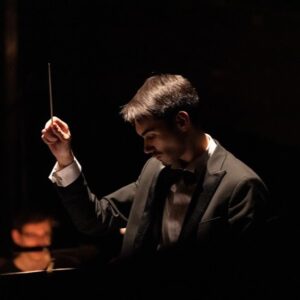 Photographie portrait de Rémi Moreira, professeur de trompette et de cor et chef d'orchestre.