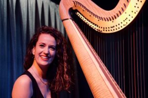 Photographie portrait de Louise Ollivier, professeure de harpe.