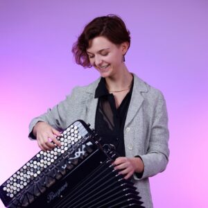 Julia Sinoimeri, professeur d'accordéon