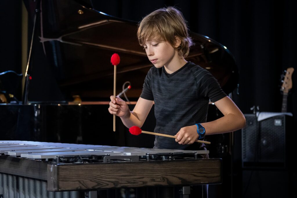 Séjours musicaux Accordissimo - Enfant jouant des percussions