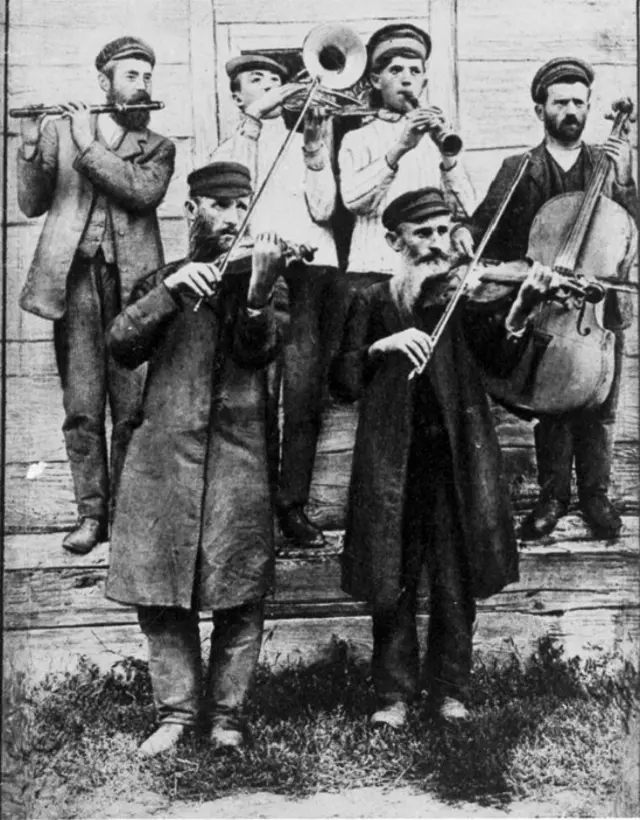 Klezmer - Musiciens à un mariage, arrivée de la mariée, Ukraine, ca. 1925. Photographe : Menakhem Kipnis.