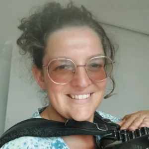 Photo portrait d'Élodie Gres professeure d’accordéon et de formation musicale.